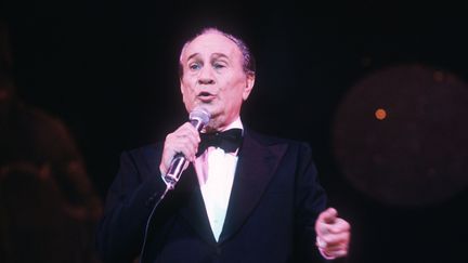 Tino Rossi, le chanteur de "Petit Papa No&euml;l",lors d'un concert, le 5 novembre 1982, &agrave; Paris. (AFP)