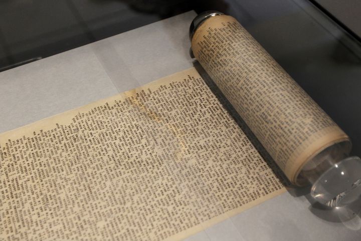 Du 16 mai au 19 juin 2012, le Mus&eacute;e des lettres et manuscrits de Paris expose le manuscrit de "Sur la route", tap&eacute; par Jack Kerouac.&nbsp; (CHARLES PLATIAU / REUTERS)