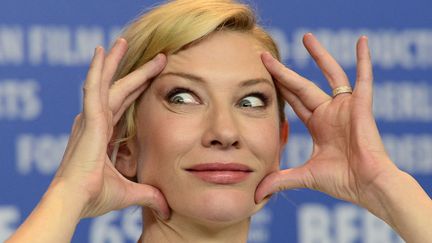 L'actrice australienne Cate Blanchett grimace lors de la conf&eacute;rence de presse du film Cendrillon&nbsp; pr&eacute;sent&eacute; en comp&eacute;tition au festival du film de Berlin (Allemagne), le 13 f&eacute;vrier 2015. (JOHN MACDOUGALL / AFP)