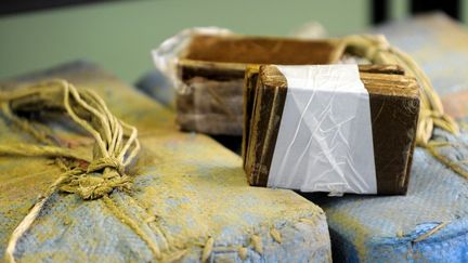 Saisie de plusieurs kilos de r&eacute;sine de cannabis &agrave; Grenoble (Is&egrave;re), le 15 octobre 2012. (JEAN-PIERRE CLATOT / AFP)