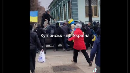 Capture d'écran d'une vidéo amateur montrant une manifestation à Koupiansk, dans l'Est de l'Ukraine. (CAPTURE ECRAN / FRANCEINFO)