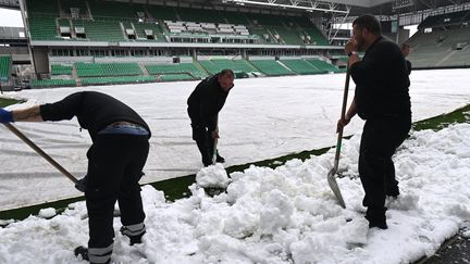 Le stade Geoffroy-Guichard de Saint-Etienne sous la neige, le 1er avril 2022. (MAXPPP)