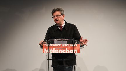 La réaction de Mélenchon : "Ne donnez pas les pleins pouvoirs au président"