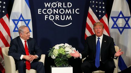 Benyamin Netanyahou et Donald Trump, au Forum économique mondial de Davos, en Suisse, le 25 janvier 2018.&nbsp; (CARLOS BARRIA / REUTERS)