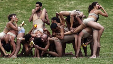 Des danseurs de ballet argentins r&eacute;p&egrave;tent leur spectacle dans un jardin public &agrave; Buenos Aires (Argentine), le 5 mars 2014. (MARCOS BRINDICCI / REUTERS)