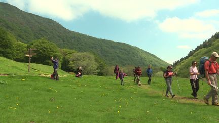 Les randonneurs dans le Mont-Dore en Auvergne pendant le week-end de l'Ascension. (FRANCE 3)