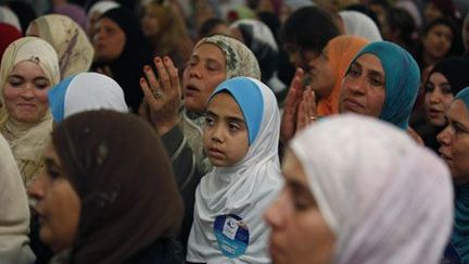 Des partisans d"Ennahda chantent des slogans lors d'un rassemblement du parti islamiste à Ettadhamen, banlieue de Tunis, le 20 octobre 2011. (Reuters - Zoubeir Souissi)