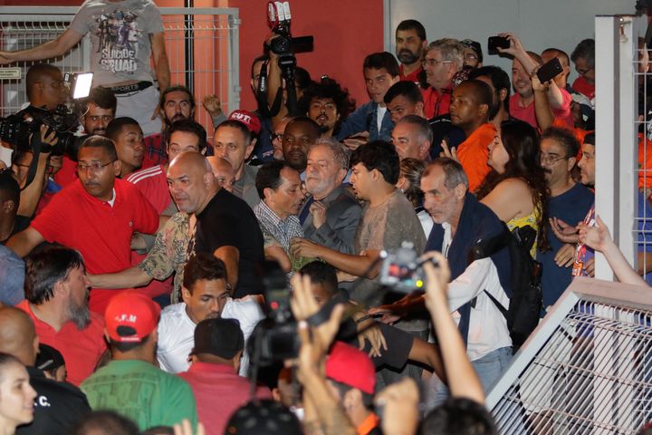 L'ancien président Lula quitte le siège du syndicat des métallurgistes pour se rendre aux forces de l'ordre, le 7 avril 2018 à Sao Bernardo do Campo (Brésil).&nbsp; (THIAGO BERNARDES / FRAME PHOTO / AFP)