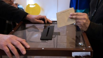 Dans un bureau de vote d'Avignon (Vaucluse) lors du second tour d&eacute;partementales, le 29 mars 2015.&nbsp; (BERTRAND LANGLOIS / AFP)