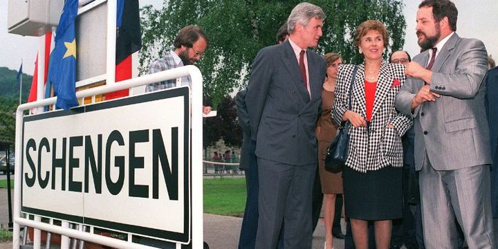 Signature d'un traité à Schengen en 1990 (avec Edith Cresson). (AFP)