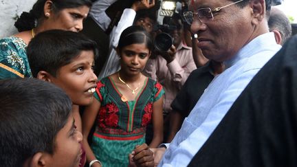 Le président sri-lankais Maithripala Sirisena avec des membres de la minorité tamoule dans la ville de Muttur, le 22 août 2015. (AFP PHOTO / Ishara S. KODIKARA)