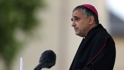 Monseigneur Dominique Lebrun, archevêque de Rouen, devant l'église de Saint-Etienne-du-Rouvray, en Seine-Maritime, le 26 juillet 2017 (photo d'illustration). (CHARLY TRIBALLEAU / POOL / AFP)