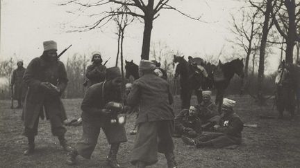 Côté danse, les spahis marocains, tout sourire, ne sont pas en reste. Photo prise en février 2016 près d’Auxi-le-Château (Pas-de-Calais). (Coll. La contemporaine)