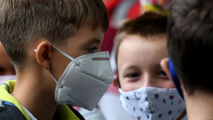 Des enfants arrivent masqués à l'école, le 7 septembre 2020 à Zagreb (Croatie) (DENIS LOVROVIC / AFP)