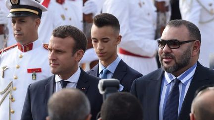 Emmanuel Macron à Rabat au côté du roi du Maroc. Le roi Mohammed VI ne s'adresse jamais à la presse. (FADEL SENNA / AFP)