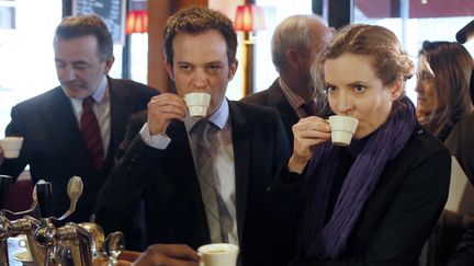 De gauche &agrave; droite,&nbsp;Jean-Fran&ccedil;ois Legaret,&nbsp;Natahlie Kosciusko-Morizet, et&nbsp;Pierre-Yves Bournazel,&nbsp;prennent un caf&eacute;, le 9 avril 2013, &agrave; Paris, avant l'examen de leurs parrainages pour la primaire UMP des municipales de 2014. (PATRICK KOVARIK / AFP)