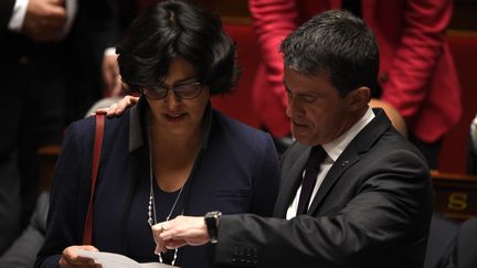 Myriam El Khomri et Manuel Valls lors d'une session des questions au gouvernement à l'Assemblée nationale, le 11 mai 2016. (MARTIN BUREAU / AFP)