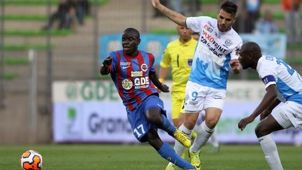 Andy Delort, ici au duel avec N'Golo Kanté, pourrait évoluer avec le milieu caennais la saison prochaine. A condition que lui-même ne quitte pas le Stade Malherbe cet été. (CHARLY TRIBALLEAU / AFP)