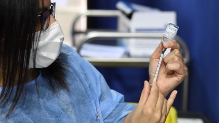 Une soignante&nbsp;prépare une dose de vaccin contre le Covid-19 dans un centre de vaccination&nbsp;à&nbsp;Saint-Quentin-en-Yvelines (Yvelines), le 23 mars 2021. (ALAIN JOCARD / AFP)