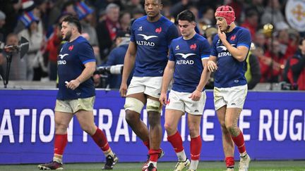 La déception des joueurs du XV de France après la lourde défaite contre l'Irlande, vendredi 2 février 2024 en ouverture du Tournoi des six nations. (NICOLAS TUCAT / AFP)