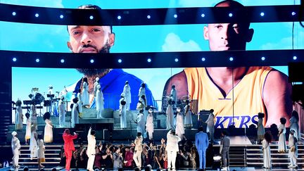 Des photos de Kobe Bryant projetées lors de la cérémonie des Grammy Awards, le 26 janvier 2020 à Los Angeles (Californie, Etats-Unis). (KEVIN WINTER / GETTY IMAGES NORTH AMERICA / AFP)