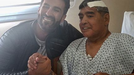 Maradona après son opération et quelques minutes avant de quitter l'hôpital de la banlieue de Buenos Aires avec le docteur Leopoldo Luque (- / DIEGO MARADONA PRESS OFFICE)