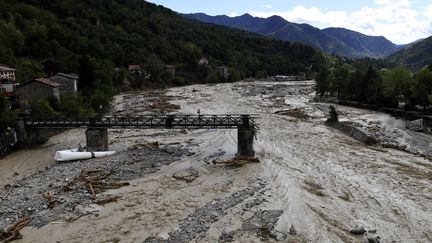 Un pont endommagé sur la Vesubie à Roquebillière, dans le département des Alpes-Maritimes, le 3 octobre 2020. (NICOLAS TUCAT / AFP)