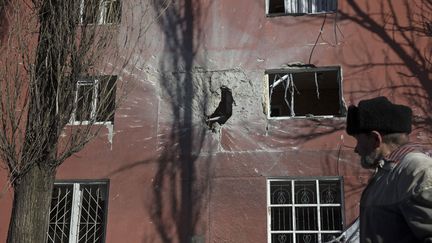 Une maison endommag&eacute;e par un tir &agrave;&nbsp;Vuhlehirsk (Ukraine), le 18 f&eacute;vrier 2015. (BAZ RATNER / REUTERS)