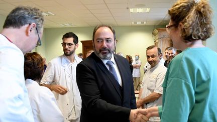 Le ministre de la Santé François Braun lors d'une visite à l'hôpital de Lons-le-Saunier (Jura) le 3 avril 2023 (PHILIPPE TRIAS / MAXPPP)