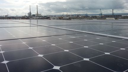 Panneaux photovoltaïques installés sur le toit d'un bâtiment au Havre (Seine Maritime). (OLIVIER DUC / FRANCE BLEU BASSE-NORMANDIE / RADIO FRANCE)