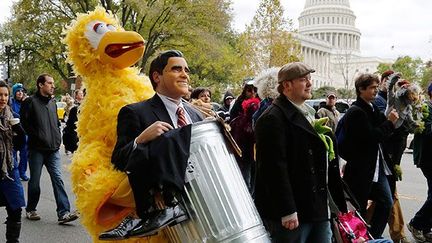 Le 3 octobre, Mitt Rommey lors du premier débat télévisé avec Barack Obama déclare «J'aime PBS. J'aime Big Bird... Mais je ne vais pas continuer à dépenser de l'argent que je dois emprunter à la Chine» . ( REUTERS/Jonathan Ernst )