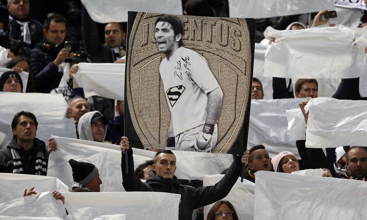 Un supporter de la Juventus brandit une banni&egrave;re repr&eacute;sentant Gianluigi Buffon en Superman, le 10 novembre 2013.&nbsp; (STEFANO STELLARDINI / REUTERS)