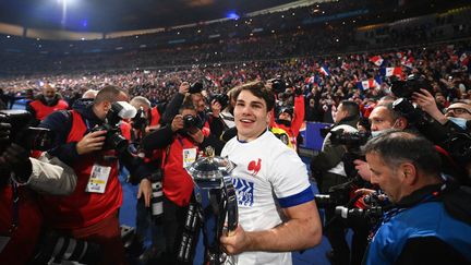 Antoine Dupont avec le trophée du Tournoi des six nations, le 19 mars 2022 au Stade de France (FRANCK FIFE / AFP)