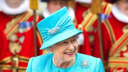 La reine Elizabeth II, rayonnante, fête ses 85 ans à l'abbaye de Westminster, à Londres, le 21 avril 2011. (AFP/LEON NEAL)