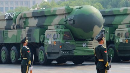 Des véhicules transportant des missiles hypersoniques&nbsp;à Pékin (Chine), le 1er octobre 2019. (ANNA RATKOGLO / SPUTNIK / AFP)