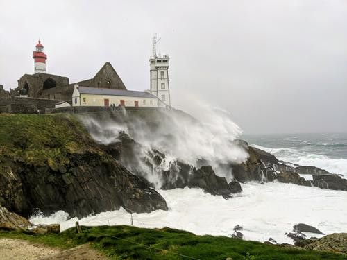 La mer agitée à la pointe Saint-Mathieu dans le Finistère, en raison de la tempête Ciara, le 9 février 2020.&nbsp; (DR)