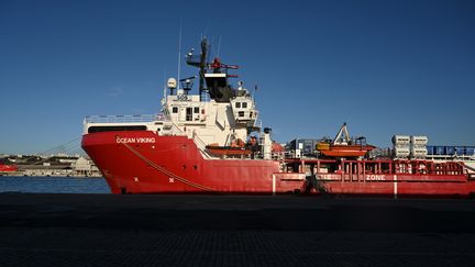 Le bateau de l'ONG SOS Méditerranée&nbsp;l'"Ocean Viking", le 29 décembre 2020, à Marseille. (NICOLAS TUCAT / AFP)