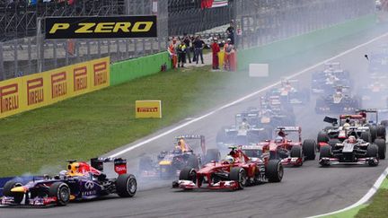 Sebastian Vettel et la meute au départ du Grand Prix de Monza