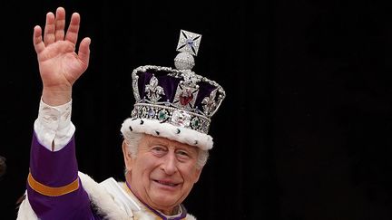 Le roi Charles III salue la foule depuis le balcon du palais de Buckingham, à Londres (Royaume-Uni), le 6 mai 2023. (STEFAN ROUSSEAU / AFP)