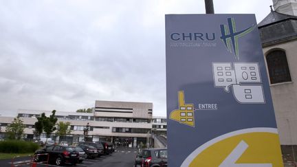 L'entrée du CHRU de Tours, où la fillette a été transférée. (ALAIN JOCARD / AFP)