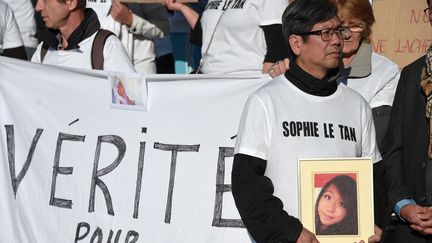 Le père de Sophie Le Tan avec un portrait de sa fille, le 5 octobre 2018 à Strasbourg (Bas-Rhin). (FREDERICK FLORIN / AFP)