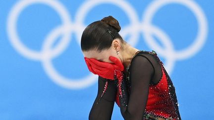 Le 7 février,&nbsp;Kamila Valieva devenait la première patineuse de l'histoire à réussir un quadruple saut sur une glace olympique, lors de l'épreuve de patinage artistique par équipes... Dix jours plus tard, au cœur d'une polémique pour dopage, la Russe craque sous la pression sur l'individuel et passe totalement à côté de son programme libre. Alors qu'elle était la grande favorite de la compétition, l'athlète de 15 ans termine sa performance en pleurs et au pied du podium. (Kyodo/MAXPPP)