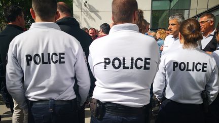 Des policiers se sont rassemblés le 19 avril devant plusieurs commissariats en France, comme ici à Bordeaux, pour rendre hommage à leurs 28 collègues qui se sont suicidés depuis le début de l'année.  (NINA VALETTE / FRANCE-BLEU GIRONDE)