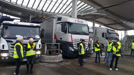 Mobilisation des "gilets jaunes" au péage de La Négresse à Biarritz, le 1er décembre 2018. (VALÉRIE MENUT / RADIO FRANCE)