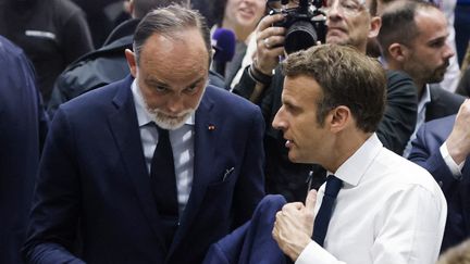 L'ancien Premier ministre Edouard Philippe et le président de la République, Emmanuel Macron, le 14 avril 2022 lors d'une visite de l'usine Siemens au Havre (Seine-Maritime). (LUDOVIC MARIN / AFP)