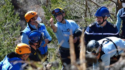 Des gendarmes sur le site du crash de l'A320 de Germanwings, jeudi 26 mars 2015, pr&egrave;s de Le Vernet (Alpes-de-Haute-Provence). (FRANCIS PELLIER  / MINISTERE DE L'INTERIEUR / AFP)