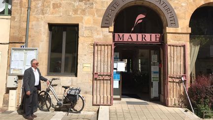 Christian Huguet, maire de&nbsp;Florac Trois Rivières, devant la mairie de la commune. (LAURE DEBEAULIEU / RADIOFRANCE)