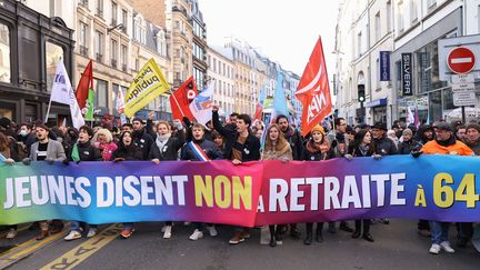 La tête du cortège parisien contre la réforme des retraites, ce samedi 21 janvier 2023, mené par La France Insoumise. (THOMAS SAMSON / AFP)