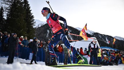 La Française Justine Braisaz-Bouchet lors de la mass start à Antholz, le 21 janvier 2024. (MARCO BERTORELLO / AFP)