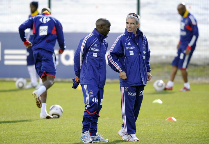 Raymond Domenech discutant avec Lassana Diarra, au lendemain de son malaise en altitude, le 20 mai 2010 à Tignes (Savoie), lors du stage préparatoire à la Coupe du monde en Afrique du Sud. (FRANCK FIFE / AFP)